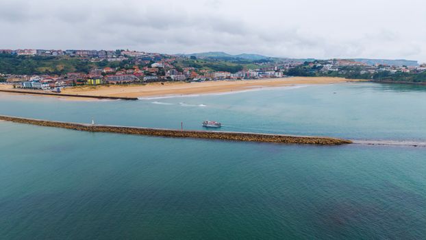 El pueblo de Cantabria donde veraneaba Ramón García: una playa de más de 4 km y mucho pasado