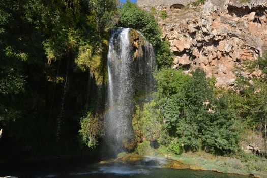 La cueva de Aragón que parece Islandia: un arcoíris detrás de una cascada de 53 metros