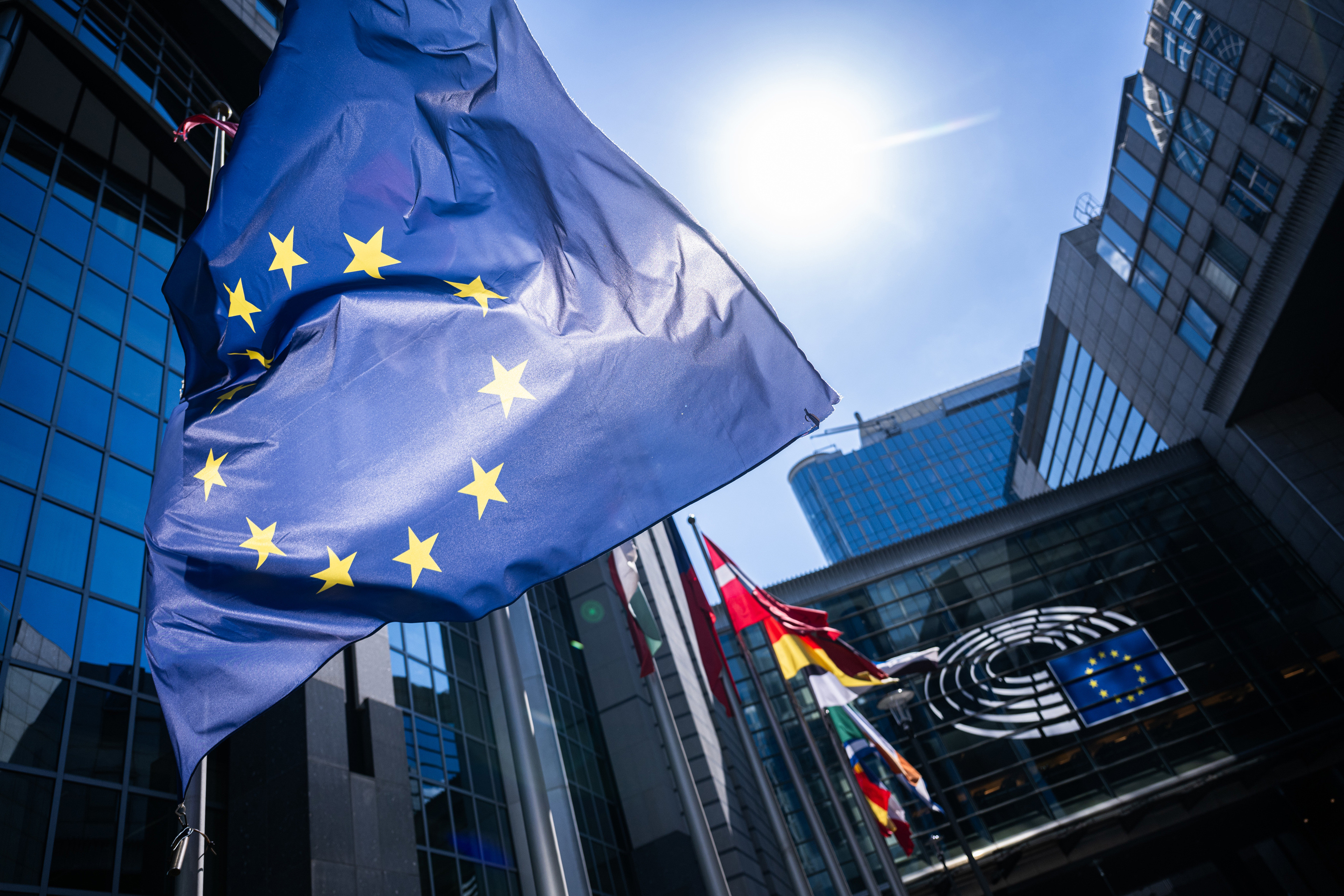 Bandera de la Unión Europea frente al edificio del Parlamento Europeo en Bruselas.