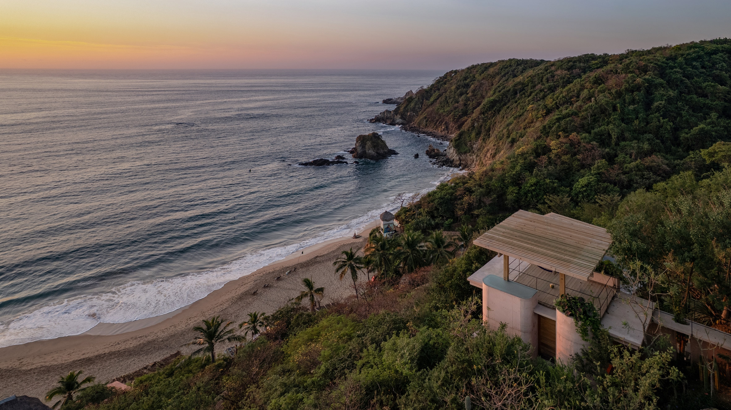 La Casa Diez Pies se ubica en Mazunte, en la costa de Oaxaca, México.