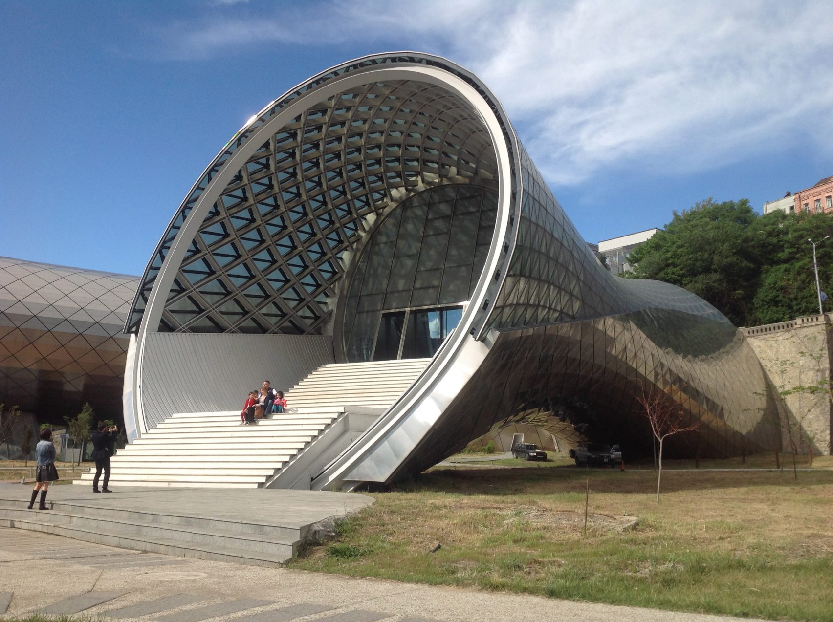 La sala de conciertos Rhike se ubica en la ciudad de Tiflis, Georgia.