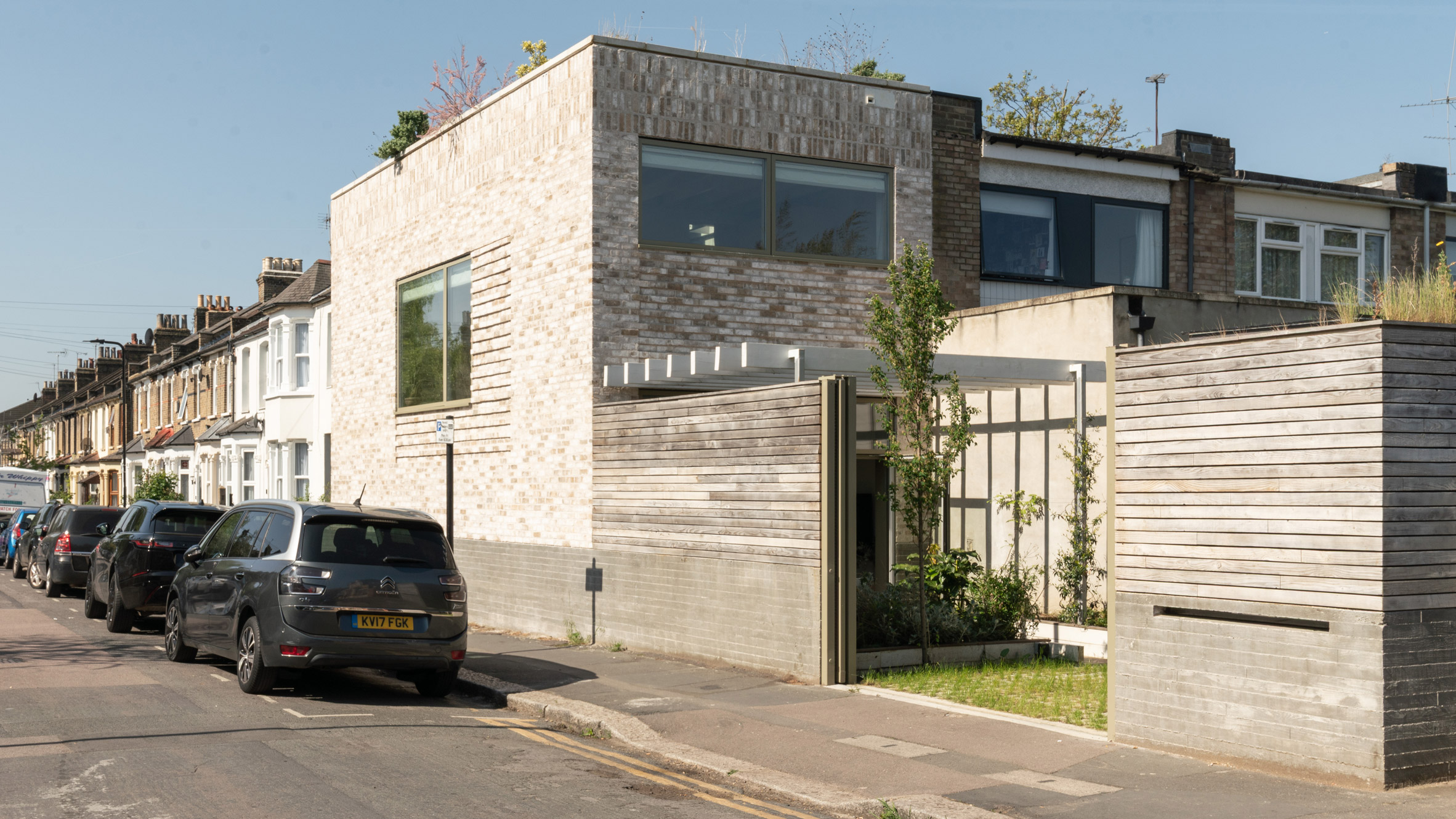 La Leyton House es un proyecto de vivienda sobre una estrecha parcela disponible en Londres.