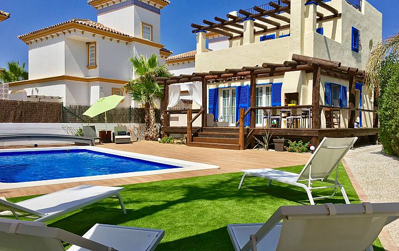 Villa con piscina en Alicante