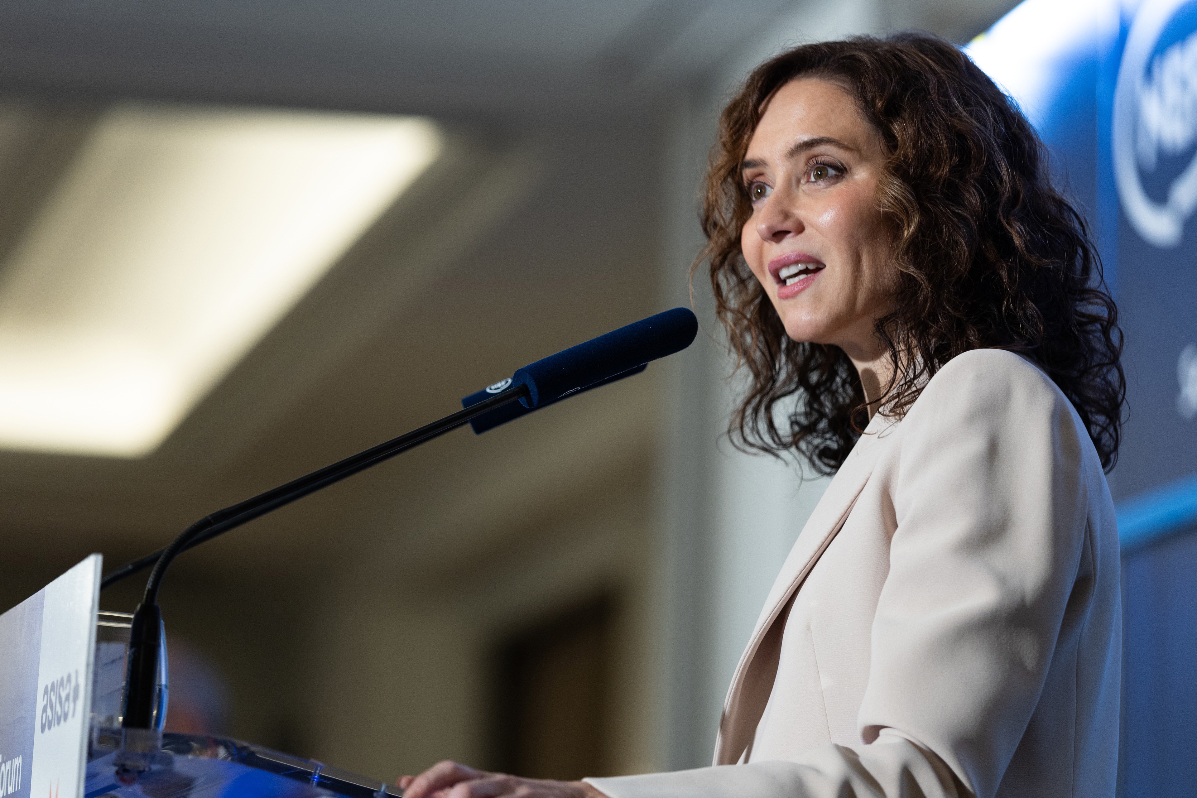 La presidenta de la Comunidad de Madrid, Isabel Díaz Ayuso, participa en un desayuno informativo de Fórum Europa, en el Hotel Palace, a 5 de octubre de 2026, en Madrid (España).