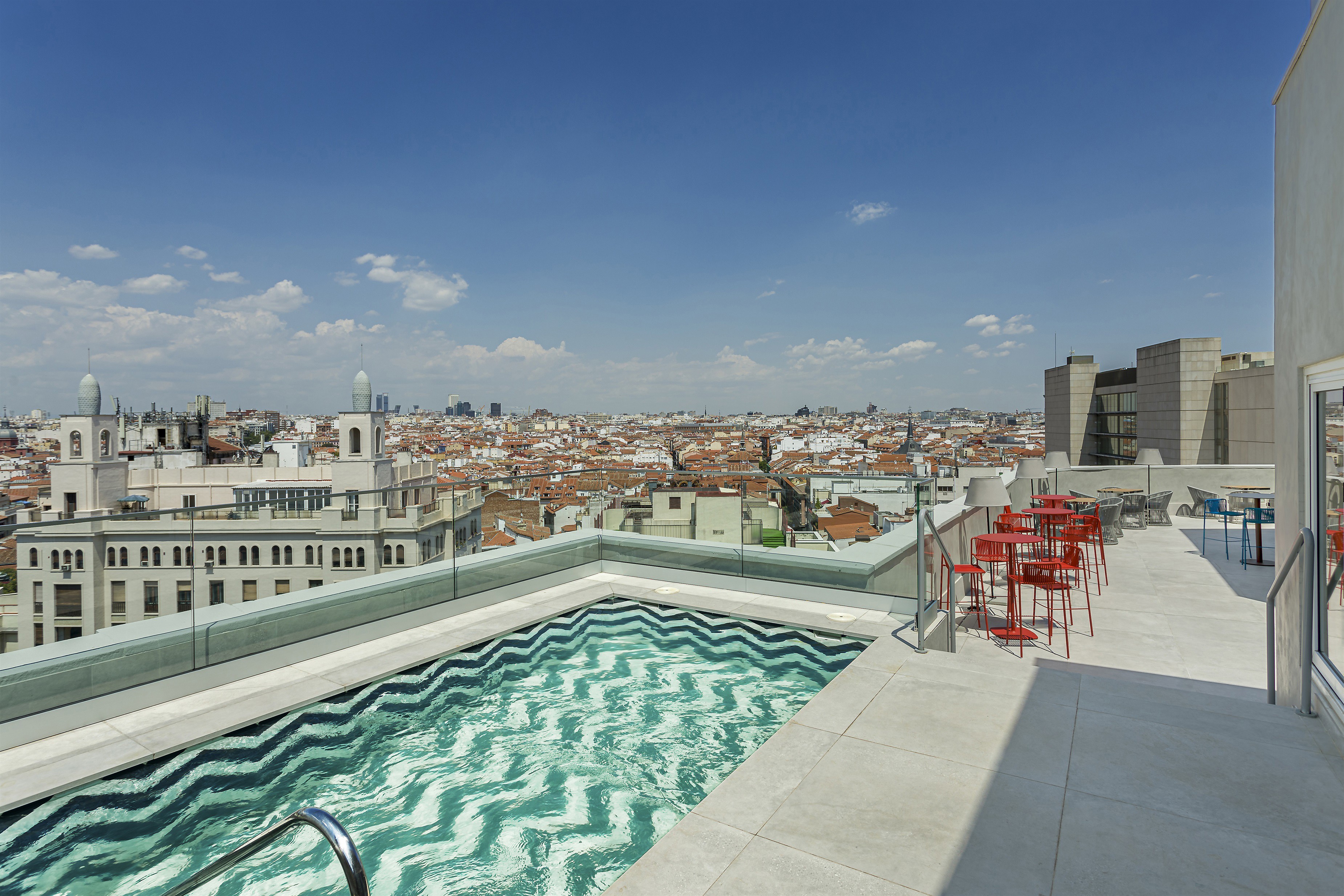 Archivo - Terraza con piscina en el Room Mate Macarena