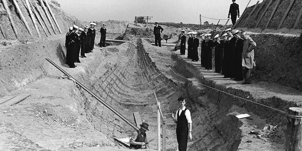 Contrató a un arqueólogo por unos montículos misteriosos y encontró la tumba de un rey anglosajón