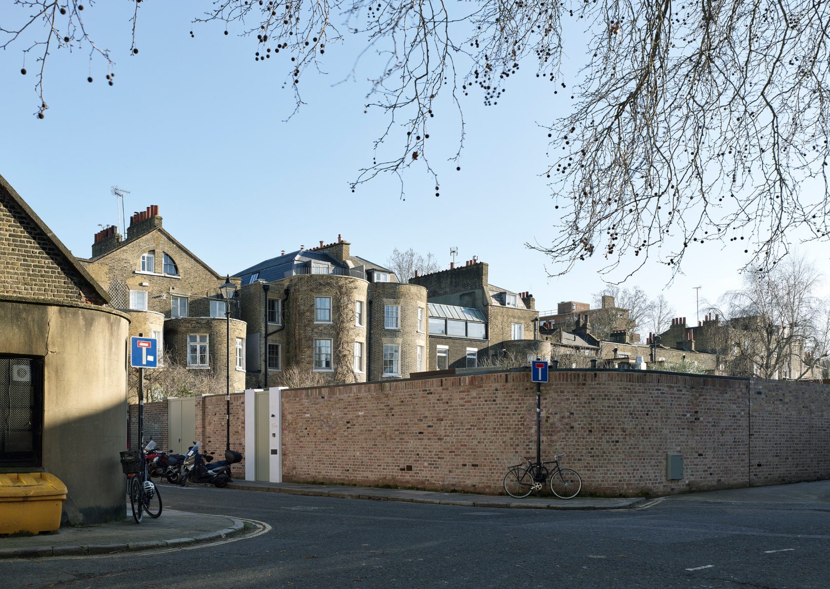 Walled Courtyard es una vivienda Georgiana ubicada en el sur de Londres en Kennington.