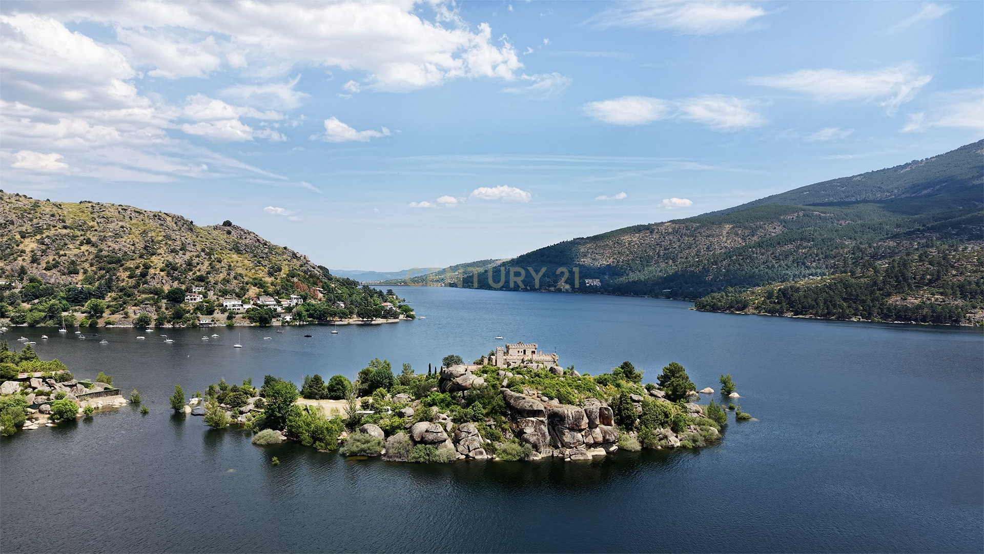 La isla privada con castillo, a la venta en un embalse de Ávila 