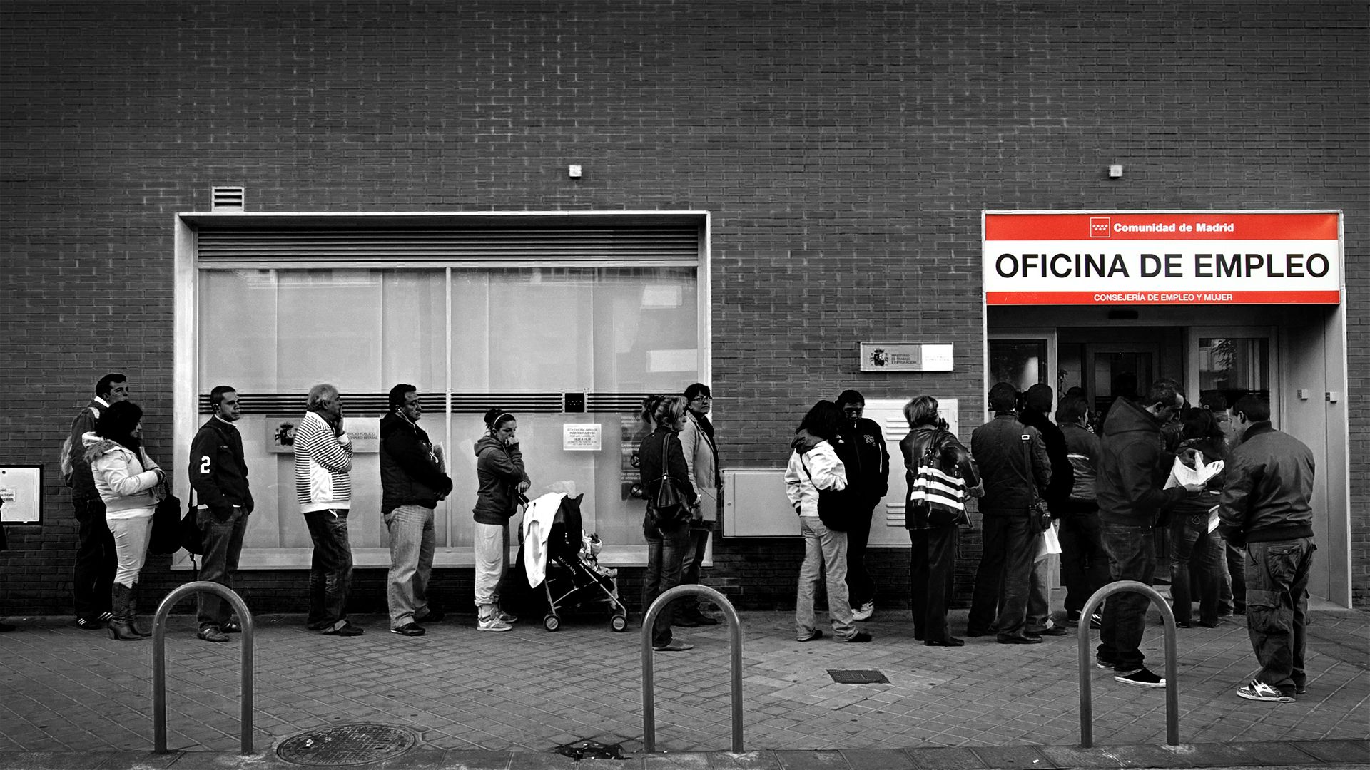 Cola en oficina del paro