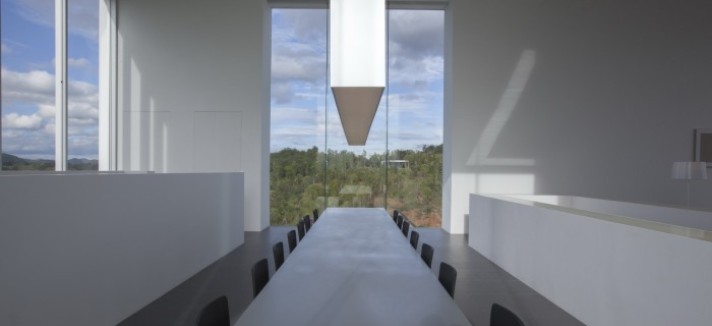 12-Long-dining-room-700x439