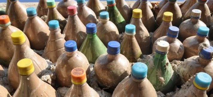 casa-con-botellas-plastico1
