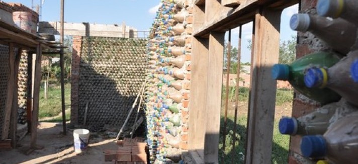 casa-con-botellas-plastico_0