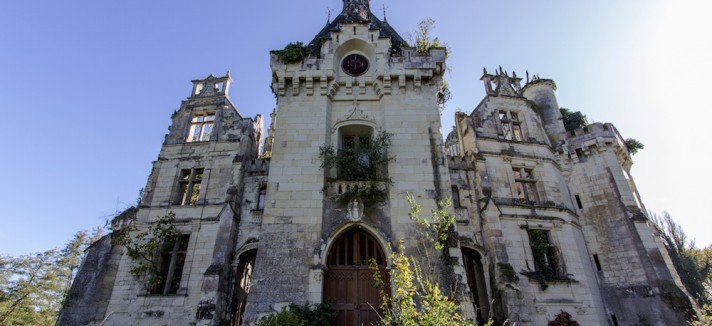 La fachada del castillo abandonado en Francia