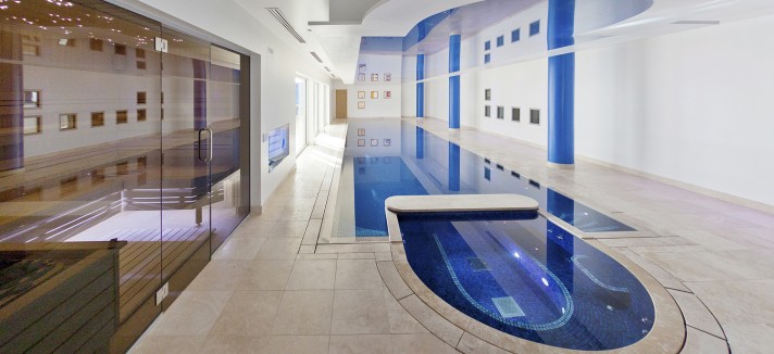 La piscina interior de la vivienda de lujo