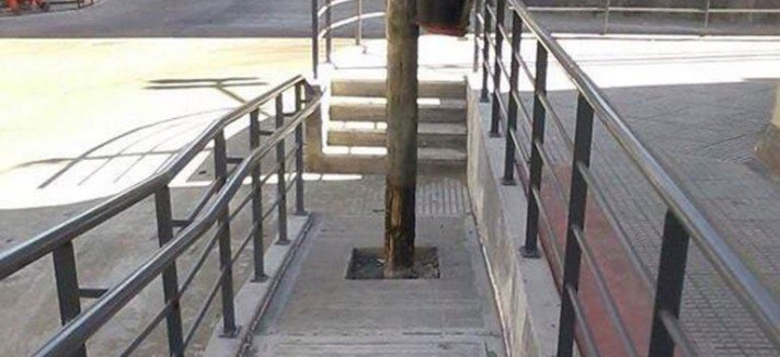 Rampa para minusválidos realizada mal