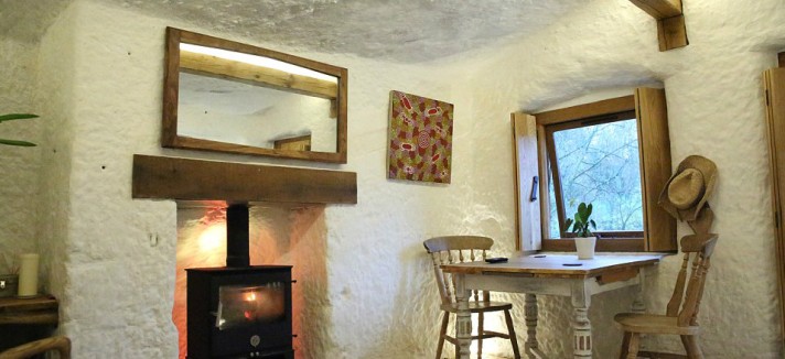Interior de la casa en la cueva