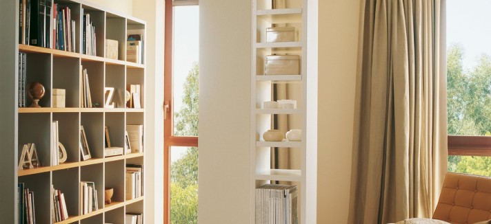Decoración de un salón con columna en el medio
