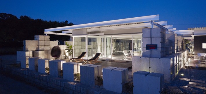 Fotografía de la vivienda por la noche