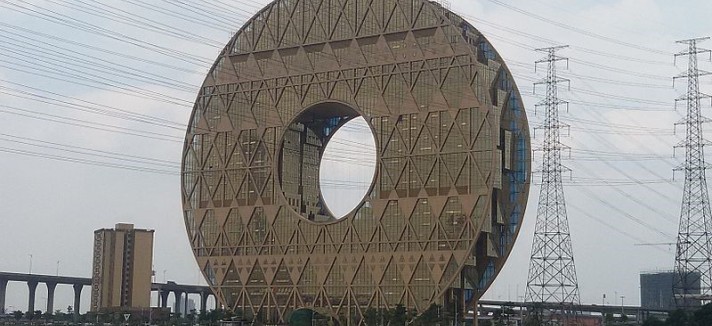 Es uno de los pocos rascacielos circulares del mundo