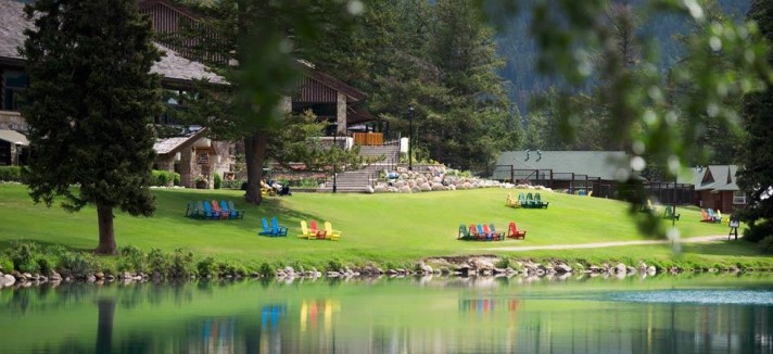 El hotel y el lago