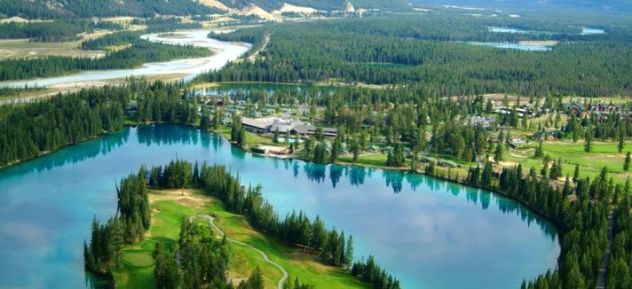 El hotel está entre un lago y las montañas