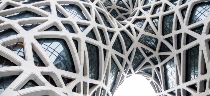 Su fachada es de cristal y está recubierta con formas geométricas