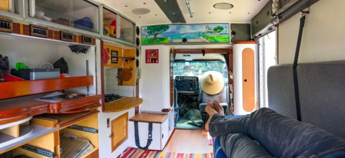 Para aprovechar el espacio, la mayoría del mobiliario es plegable