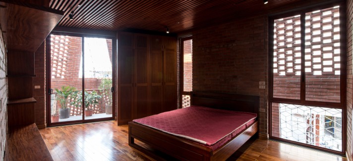 La casa posee muchas ventanas para que los tonos rojizos no absorban la luz