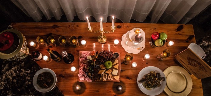 Una mesa con comida típica de la serie
