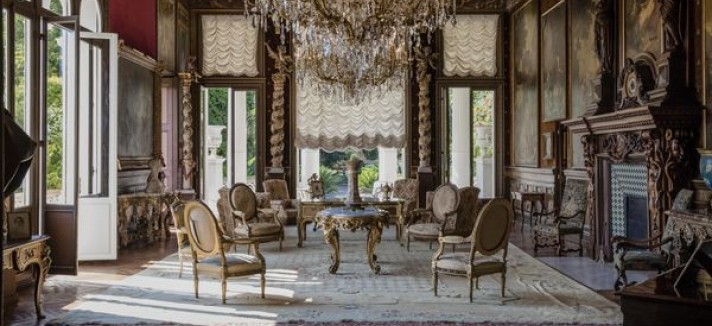 Los adornos le hacen parecer un palacio