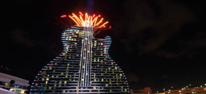 La guitarra, repleta de luces de neón