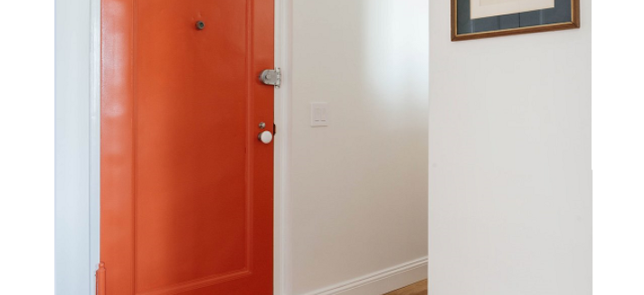 La puerta, con un toque rojo