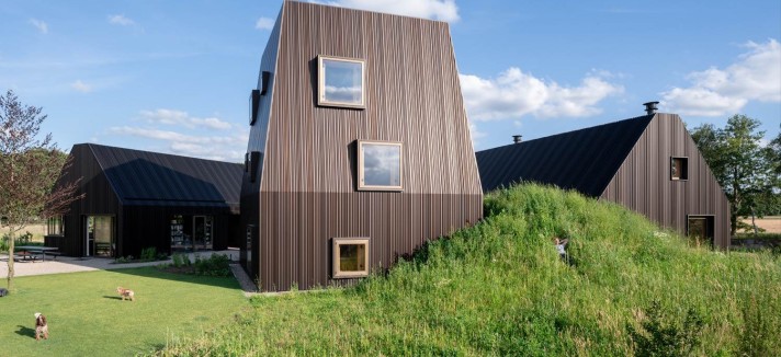 La estructura es de madera laminada