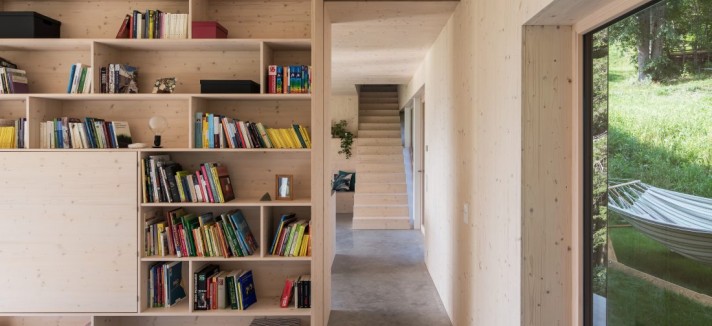 La estantería con libros, protagonista del espacio