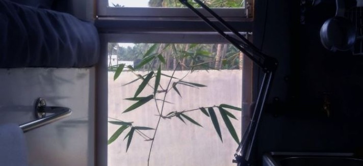 Con una ventana para que entre luz