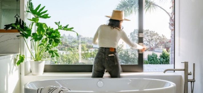 Una bañera sofisticada y con vistas