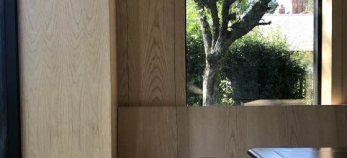 Muebles fabricados a mano por un artesano local