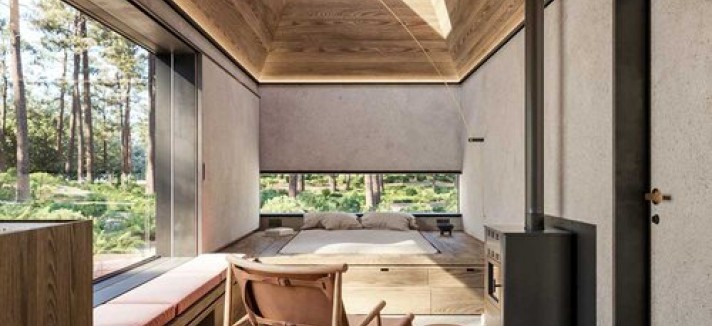 Un espacio abierto con chimenea y tragaluz