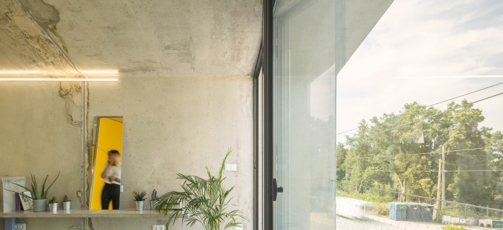 Tiene pocos elementos decorativos