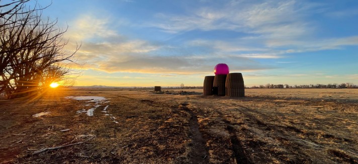 La cabaña está formada por tres cilindros y tiene techo por si llueve o nieva