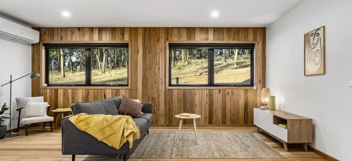 La decoración, una combinación de madera y blanco