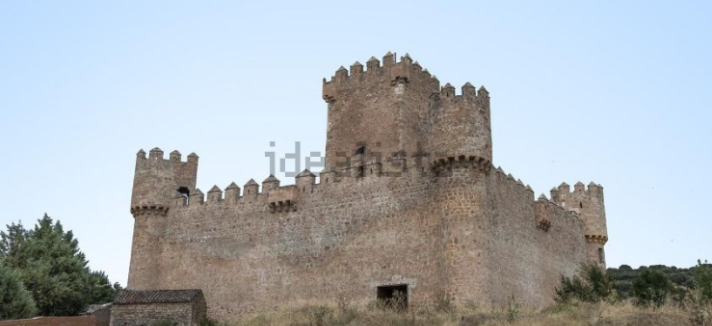 Cuatro almenas guardan la fortaleza