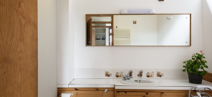 Un gran mueble de lavabo