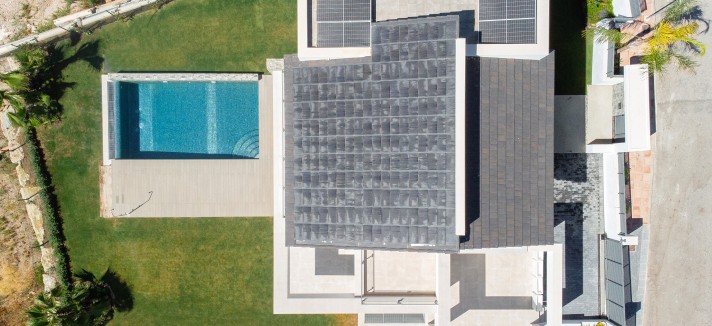 Tiene paneles solares en el tejado