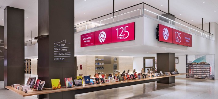 Una colección de libros expuestos