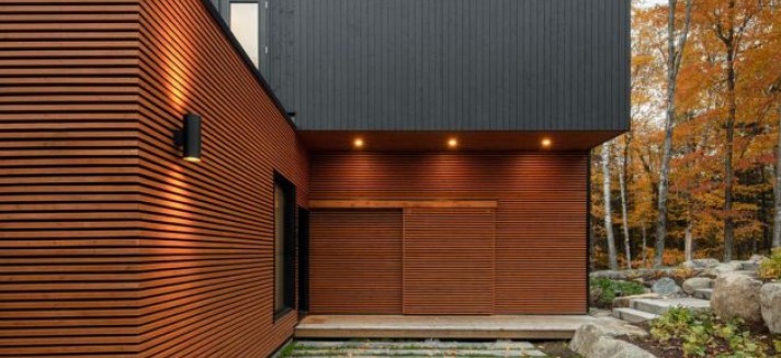 La combinación ganadora de la madera y un tejado oscuro 