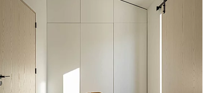Las puertas, grandes y de madera natural