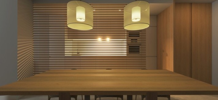 Una mesa grande y una luz tenue