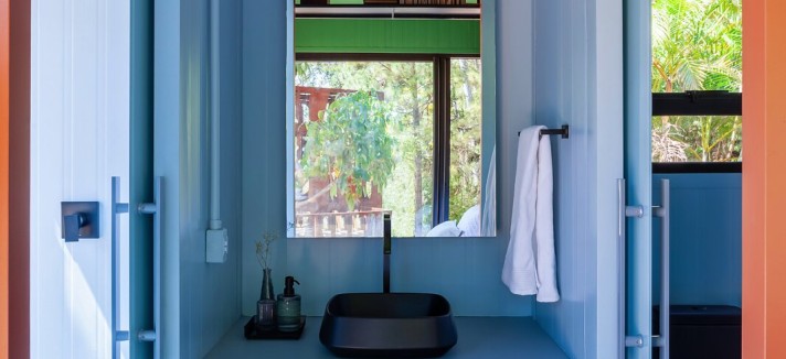 Baño pintado en color azul