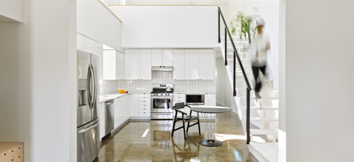 Una casa prefabricada con un gran espacio abierto